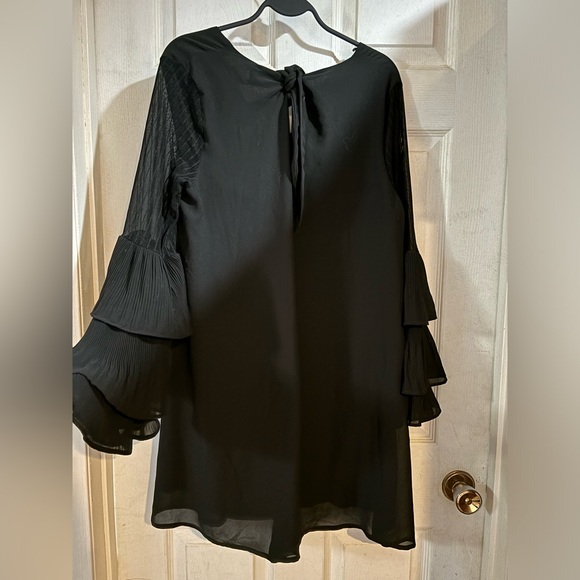 Elegant Black Dress - Picture 2 of 3